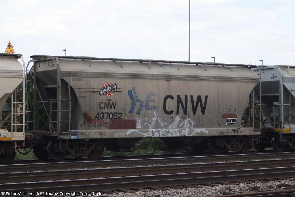 CNW 437052